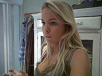 Sexy Blondine l�sst tief blicken - Intime Fotos von der Ex